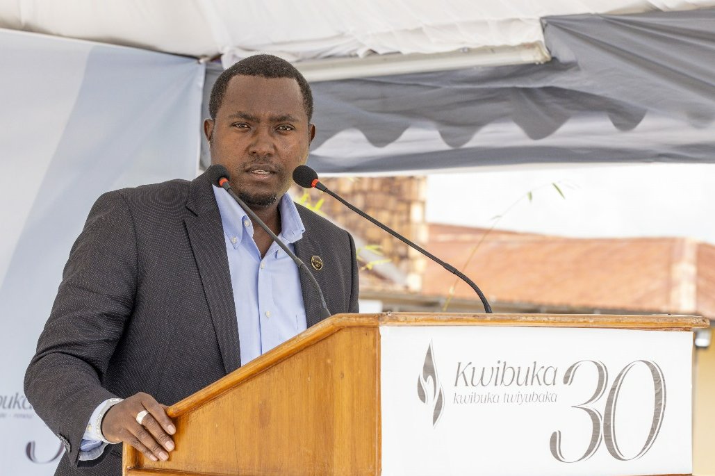 Kwibuka ni bwo buryo bwiza bwo kunamira abazize Jenoside yakorewe Abatutsi mu 1994. Tuzabikomeza. Turashima @RwandaHealth n'ibigo biyishamikiyeho ku kwifatanya natwe uyu munsi mu gikorwa cyo #Kwibuka30 muri @chu_butare. Theodat Siboyintore, Uhagarariye IBUKA mu karere ka Huye