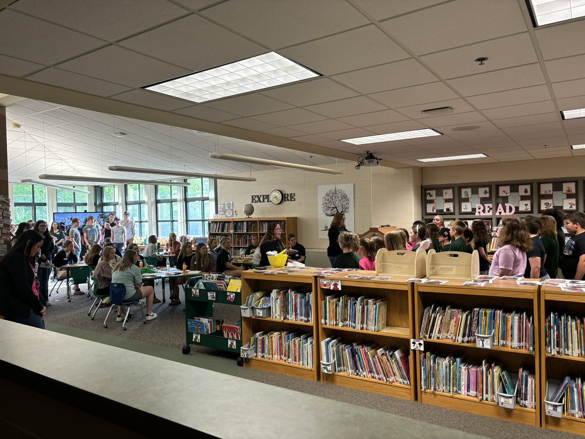 Hutchings alumni’s are here for breakfast and our choir is singing.❤️@hutchingsele @HowellMISchools