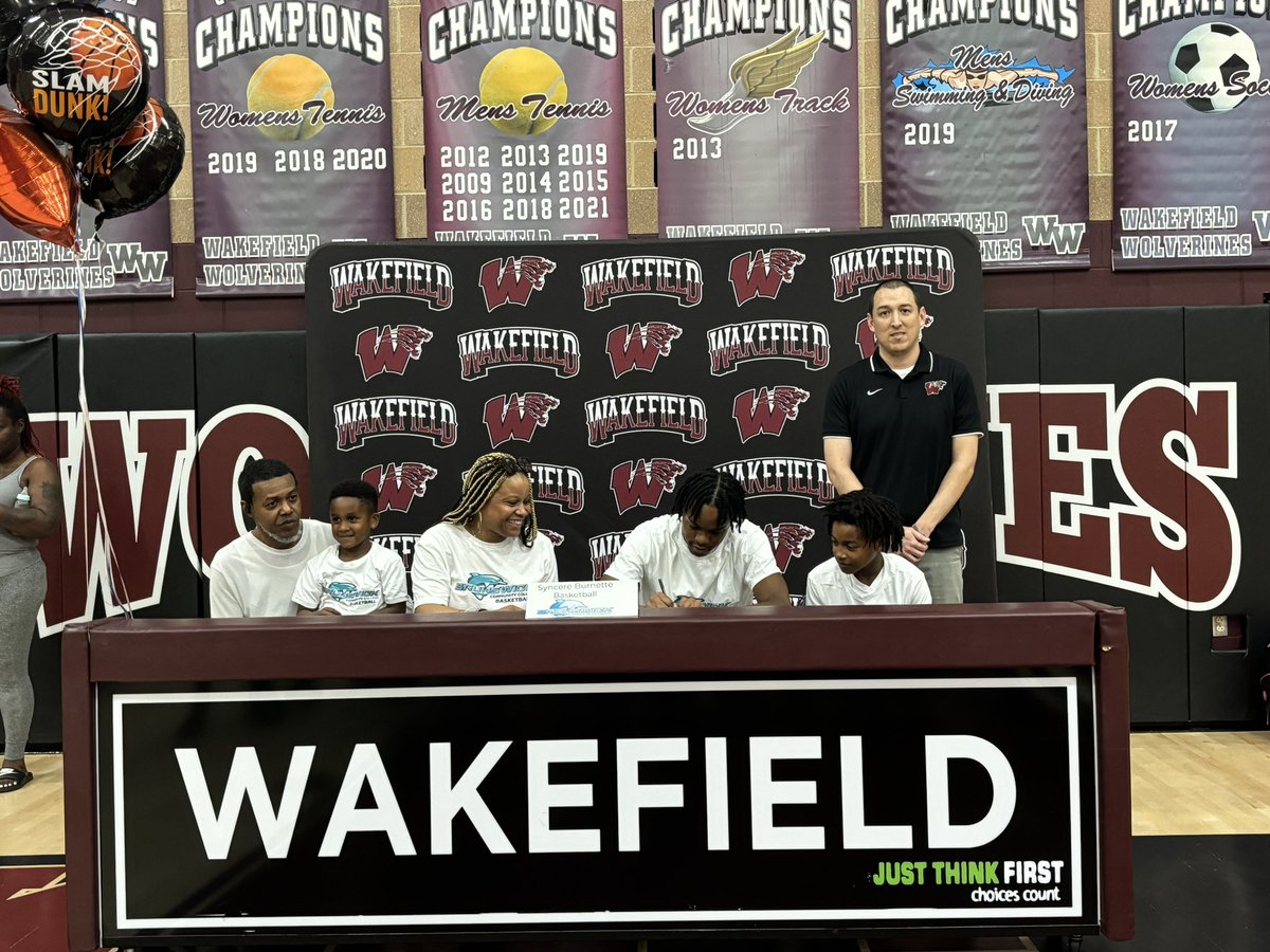 WakefieldMBB's tweet photo. Signing Day 2024 ✍️

@tristia_nnn @SyncereBurnette https://t.co/zGMuRnQg4v