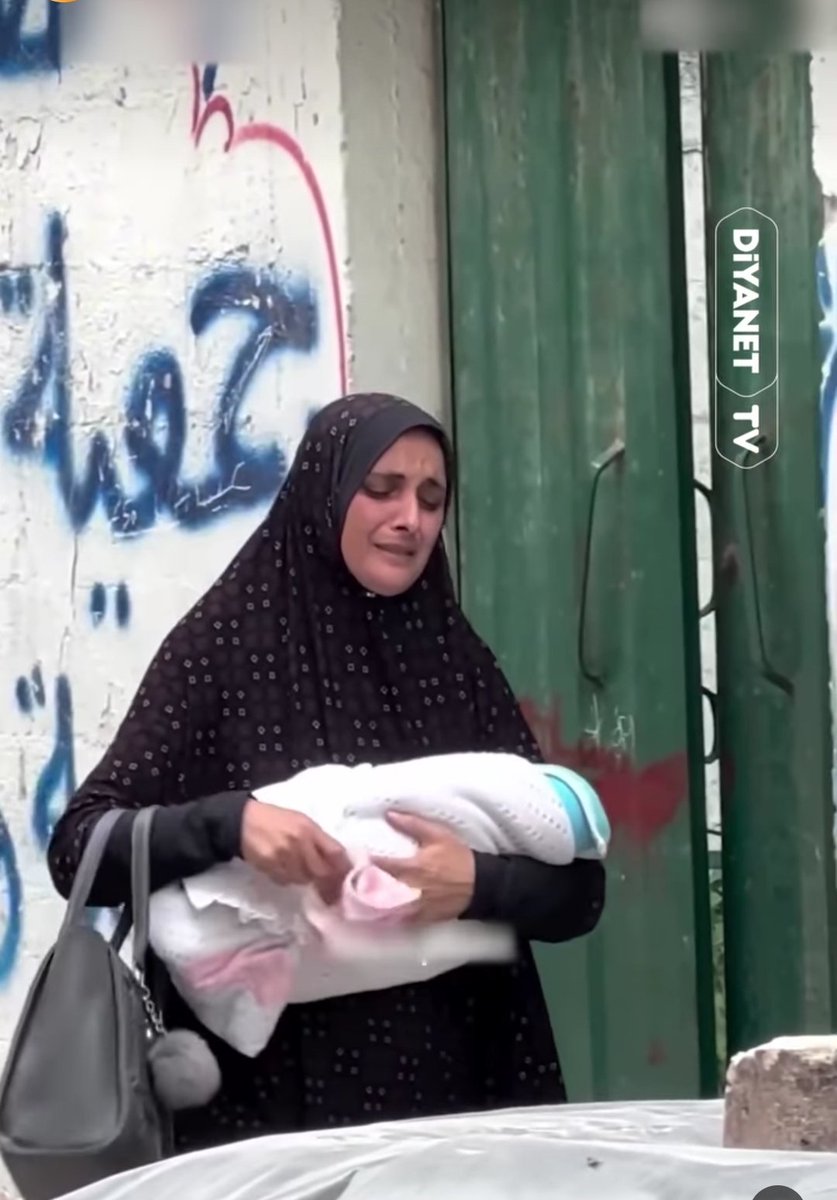 veyselakann's tweet photo. Sözün, sözle üretilecek anlamların berheva olma tehlikesiyle karşı karşıya kaldığı bir insanlık kıyımına şahit oluyoruz. Dünyanın gözü önünde Gezzede masumlar acımasızca katlediliyor. İnsanlık bu yarısını nasıl iyileştirecek.... https://t.co/YbBZHxMY1F