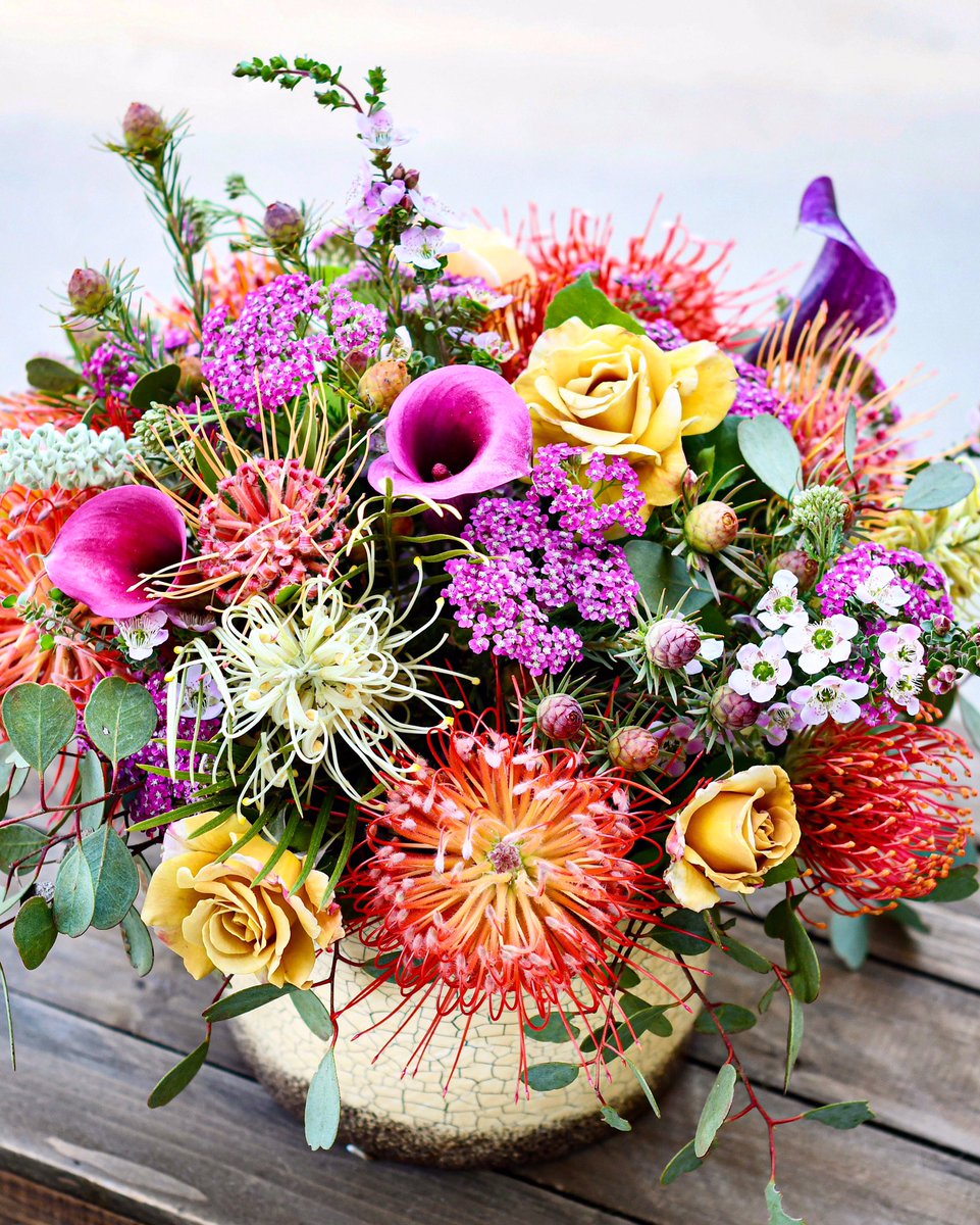Happy Friday! May your day be bright and cheerful 🍃🌷💥🌸🌿 #fridayfeeling #inspiredbynature #protea #leucospermum #rosesandmore #cagrown