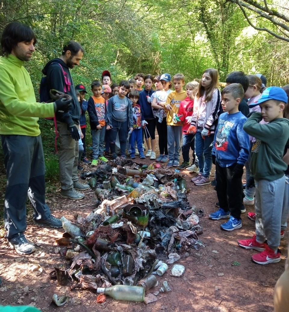 L’escola participa en una neteja de l’entorn

El divendres 10 de maig els estudiants de l'escola van fer una acció de neteja dins del projecte Let’s Clean Up Europe. Tota l’escola hi va participar, repartida per diferents indrets del nostre entorn:

aiguafreda.cat/actualitat/not…