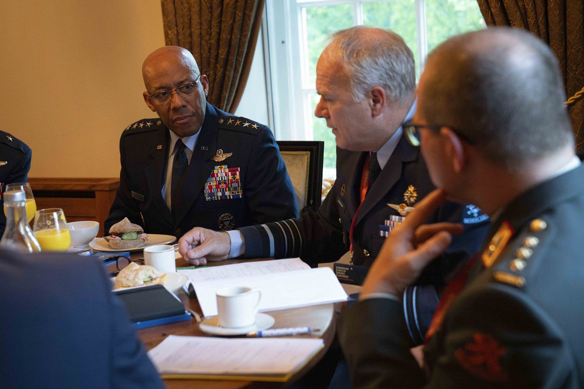 In my conversation with @CDS_Defensie Gen. Onno Eichelsheim we exchanged views on a range of issues, including the security environment in Europe. The Netherlands is a steadfast U.S. ally and a vital partner in coordinating security assistance to Ukraine.