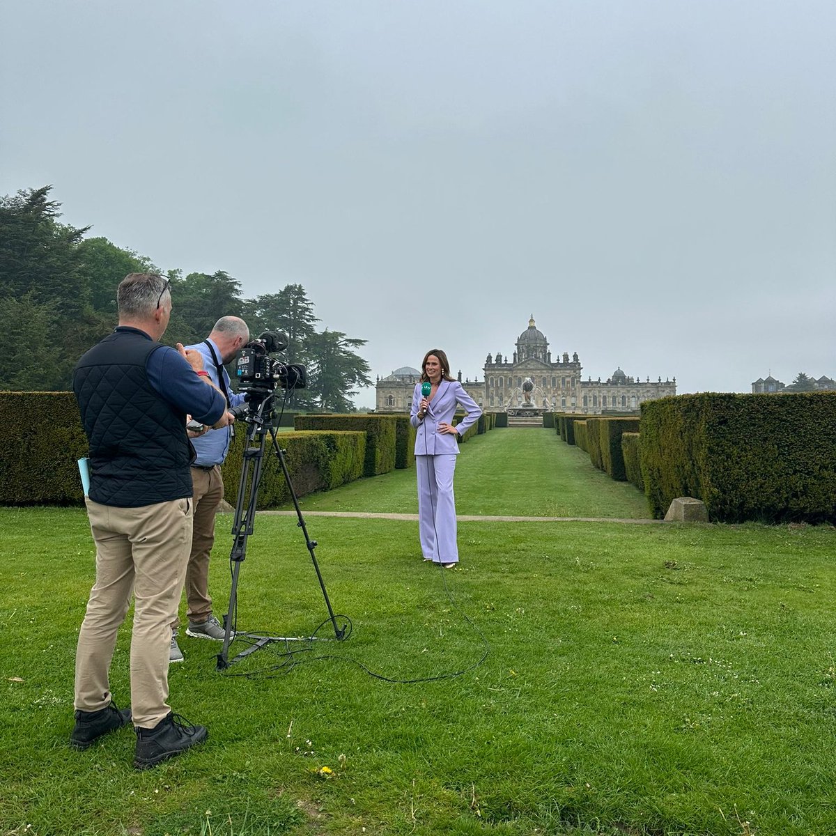 We were delighted to host @francescacumani and the @itvracing team this morning, for a flying visit ahead of the Dante Festival in York this afternoon! Spot us on ITV1 at 2pm.