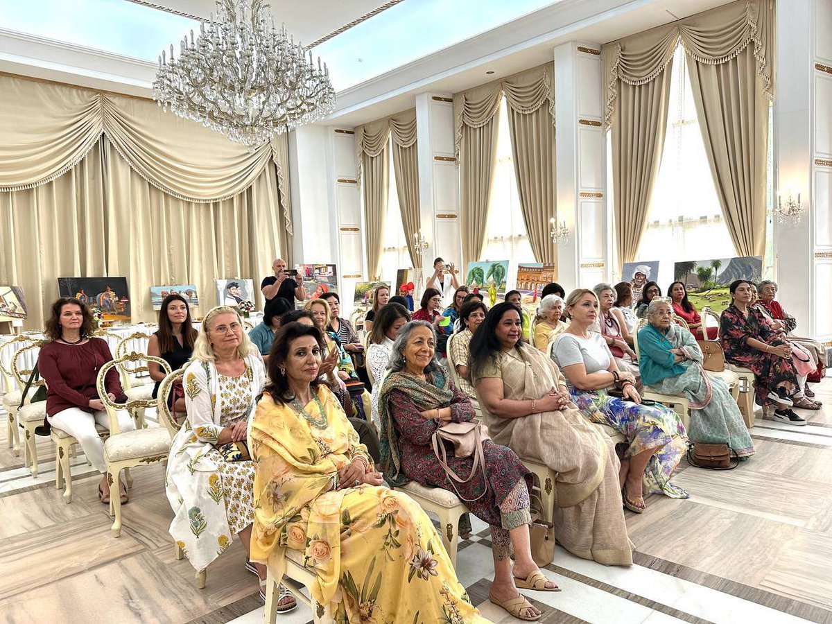 🖼️ On April 17, the #Russia’n Embassy in #India hosted a meeting of Women’s International Club #Delhi with Galina Stepanova, 🇷🇺 artist and philanthropist. The talk was moderated by Diana Alipova, Spouse to @AmbRus_India. 🔗 More details — t.me/RusEmbIndia/60…