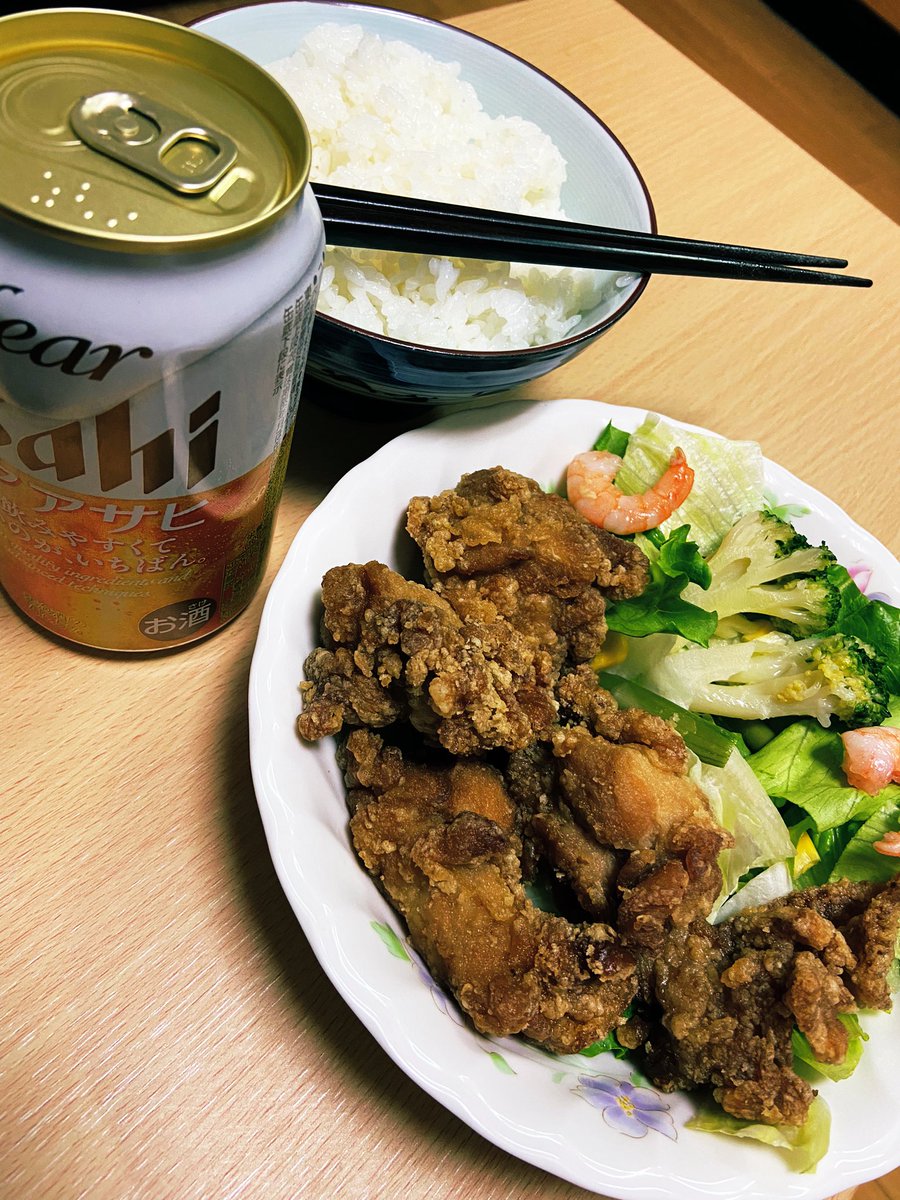 お疲れ様🫠
今週もよく働いた。

今夜は
頑張ったご褒美に沢山食べるぞ〜🍱
飲むぞ〜🍺

『唐揚げ定食』😋

我ながら上手く出来た〜❗️

…………

すいません
お惣菜をお皿に盛り付けただけです（笑）

全てはフェイク。

でも
たまらなく美味しいから
それもまた僕にとって真実🙂‍↕️
#本物にしよう