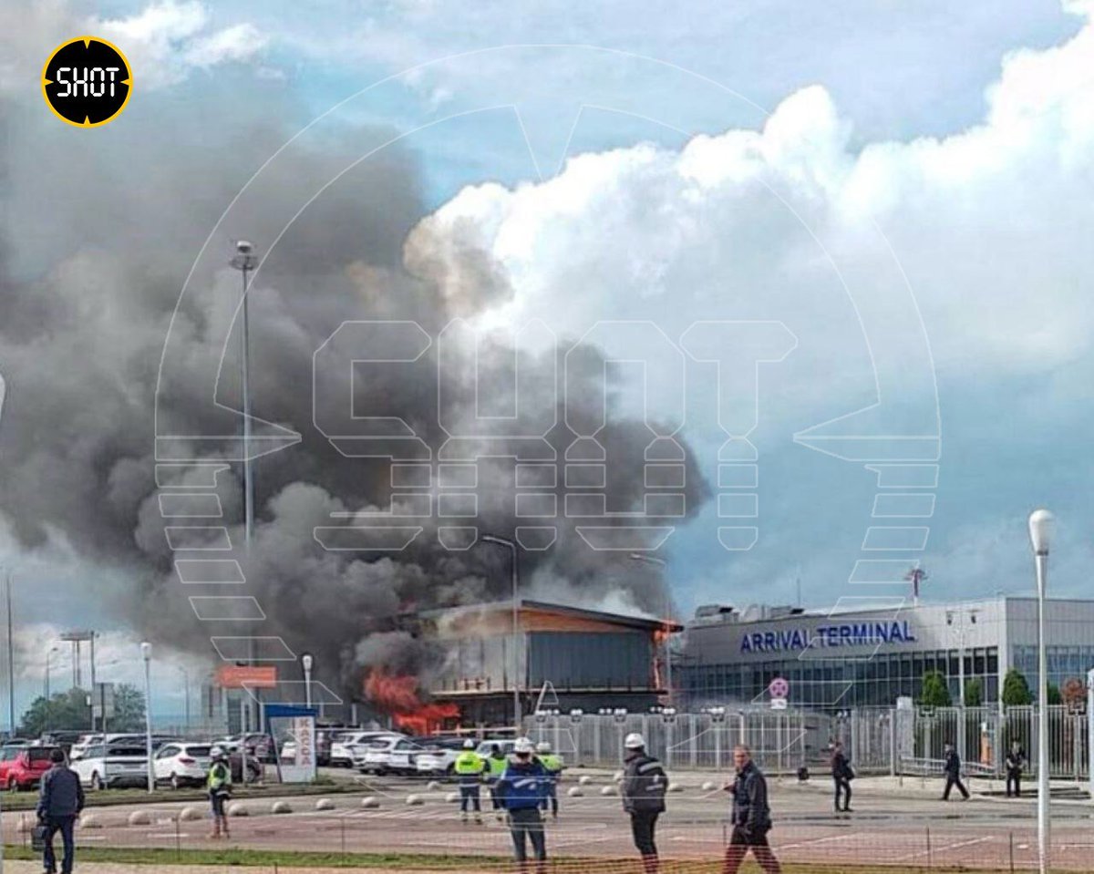 Флешмаб СПАЛИ МАЦКОВІЮ триває У Мінеральних Водах спалахнула будівля аеропорту. Прямо зараз там горить термінал прибуття