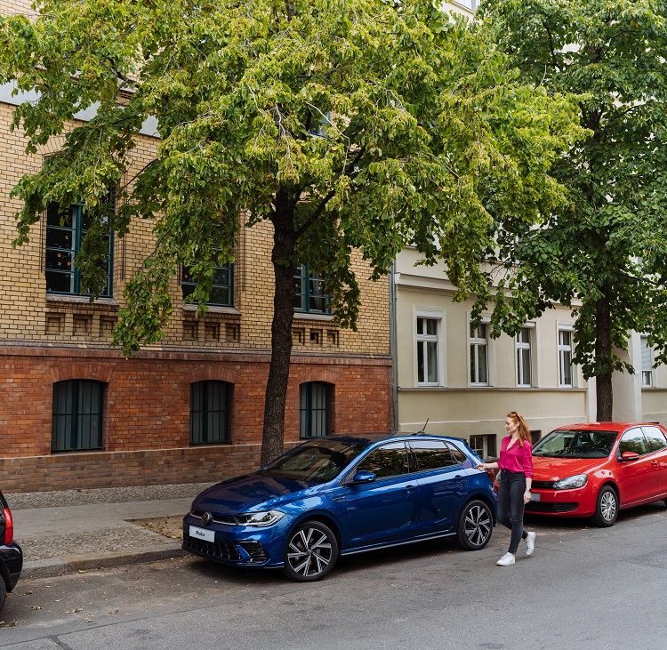 A perfectly parked Polo provides perpetual pride. 😊 Peruse – vw.co.za/en/models/polo…. #GameON #VWPolo #RLine #Volkswagen #parking #parallellparking