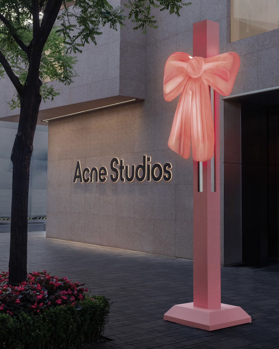 acnestudios's tweet image. Our iconic pink bows light up Beijing Sanlitun 🎀 Acne Studios new flagship store is now open, come say hi!