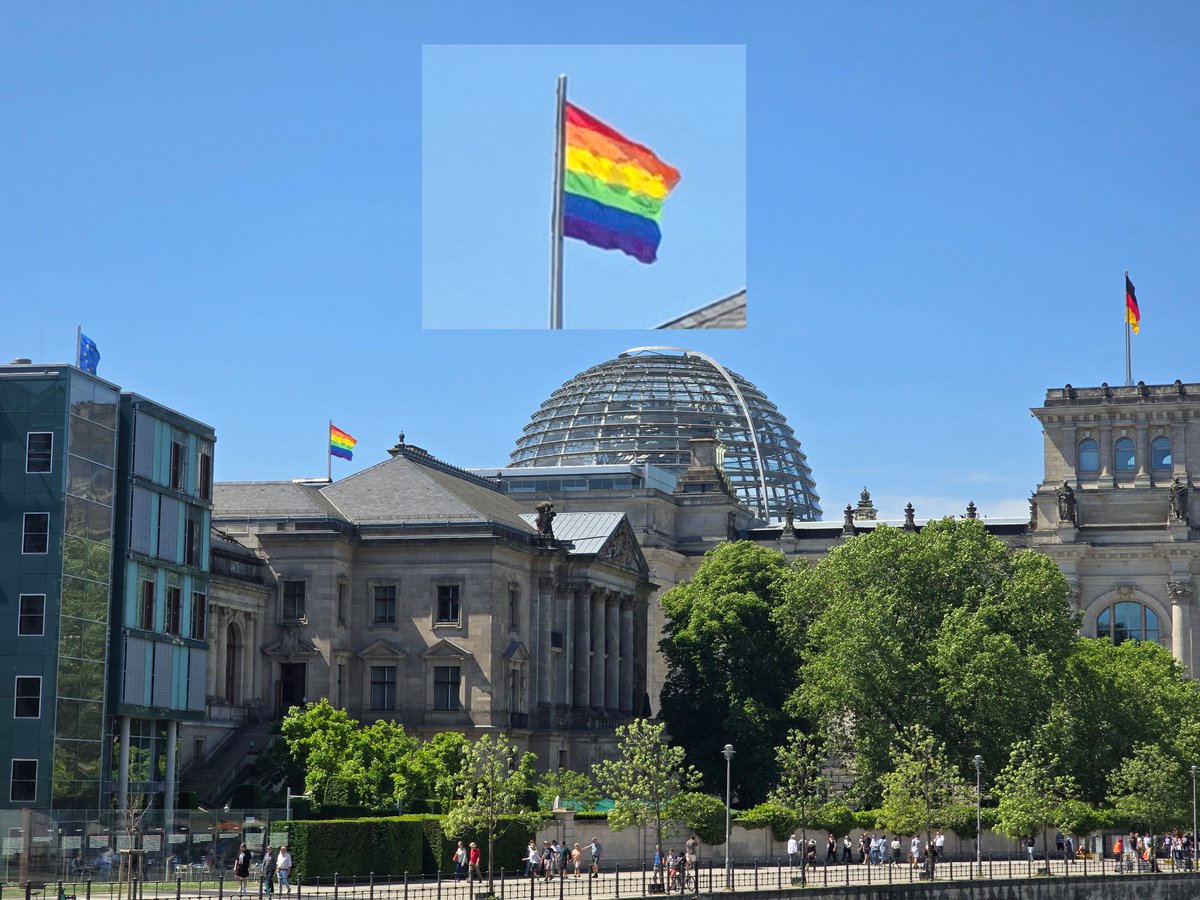 Mit einer #AfD-Bundesregierung wird es keine #EU- und #Regenbogenflagge|n auf dem Reichstag oder anderen Gebäuden des Bundes mehr geben. 

▶ Dieses Haus hat 'DEM DEUTSCHEN VOLKE' zu dienen und nicht der #EU oder Minderheiten!

Bild: Reichstagsgebäude am 17.05.2024