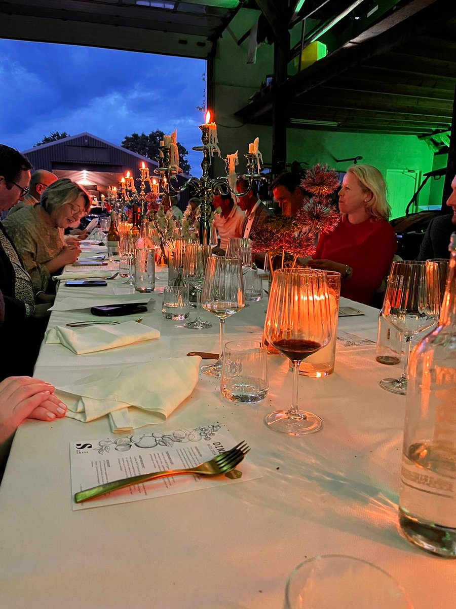 Daarna waren we te gast op de boerderij van Avebe-lid Frans Wigchering. Hij vertelde ons over zijn bedrijf en liet ons op het land een perceel zetmeelaardappels zien. 🥔🌱 In de avond werd het Avebe-diner een van zijn schuren geserveerd. 2/3