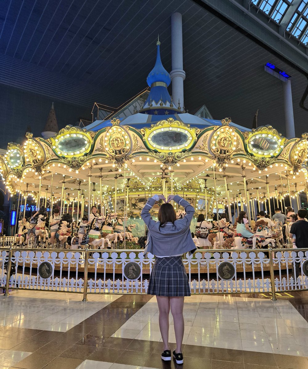 Guys, carousel at Lotte World is so so pretty at night. I have always go Lotte World in the daytime only. But thanks to #KingTheLand, I realised how beautiful the carousel is at night. Pls stay til night time the next time you go 🎠