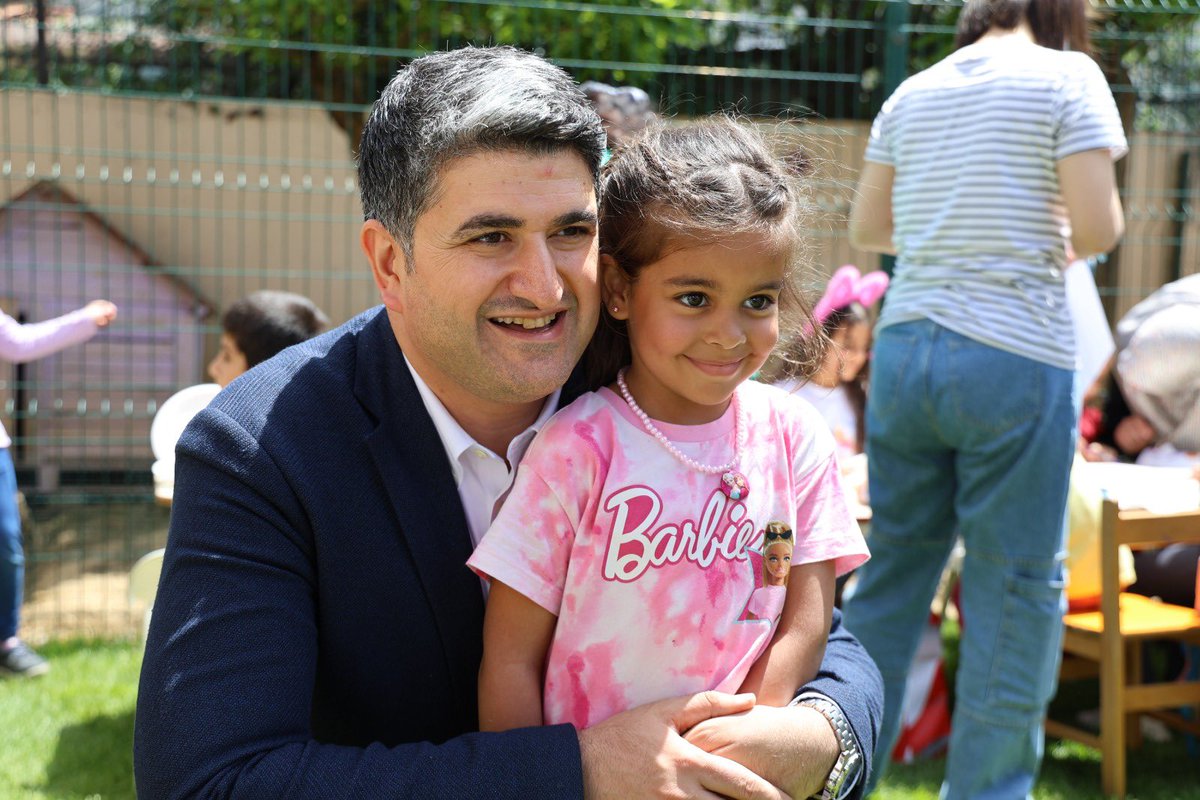 Yeni Çamlıca Mahallemizdeki Lemanana Anaokulu kermesini ziyaret ettik. Dayanışma ruhunu çocuklarımıza aşılamanın en güzel yollarından birisi olan kermesimizin gerçekleşmesinde emeği bulunan tüm velilerimize ve öğretmenlerimize teşekkür ediyorum.