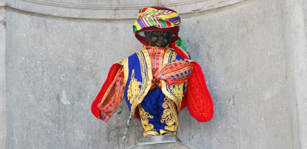 Brüksel’deki ünlü MANNEKEN PİS heykeline Anadolu Çocuğu köstümü giydirildi. Belçika Türk Dernekleri Birliği tarafından Göçün 50. Yılı vesilesiyle, Belçika’ya Türk İşgücü Göçünü sembolize eden bir kıyafeti 10 Mayıs 2014 tarihinde Manneken Pis’e giydirildi.