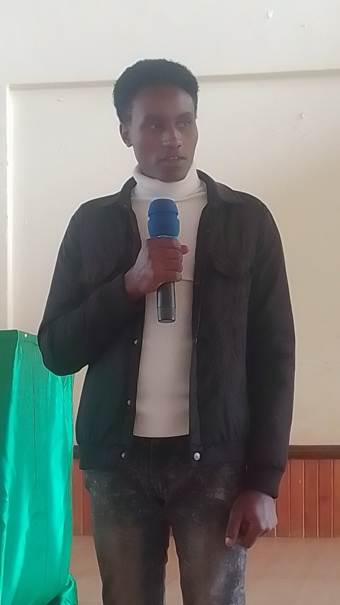 Maingi_J_'s tweet image. Mr. Kiarie giving a presentation. #thefutureworksonline #ajiraclubedition