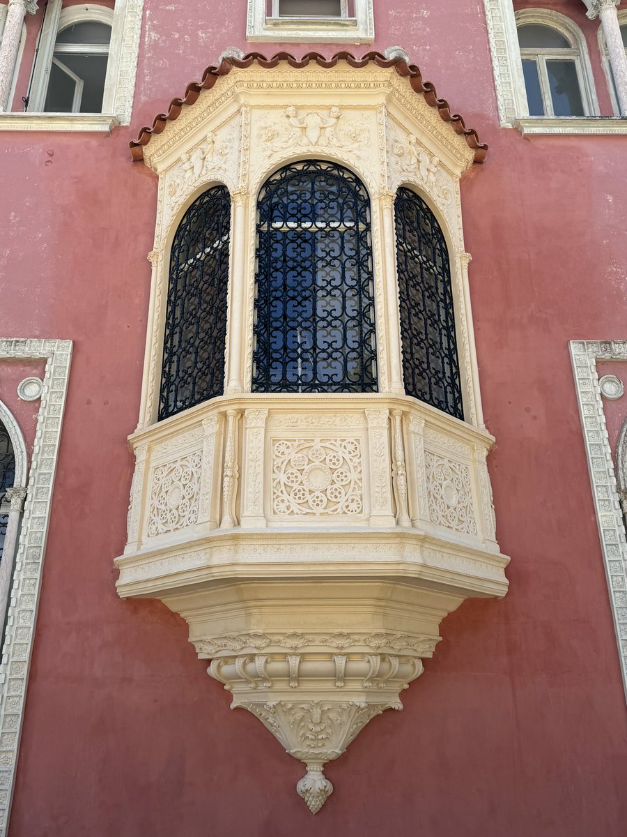 A la Villa Ephrussi de Rothschild, propriété de l’@AcadBeauxarts 🌿, l’oriel de la façade nord, dont la restauration vient de se terminer, donne un aperçu de la couleur originelle du bâtiment, qui sera bientôt restituée.