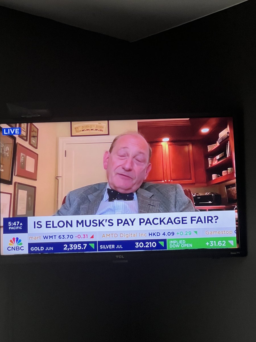 We have come this? A Retired professor  which has never run a business can get on @cnbc to critique the comp package of ⁦@elonmusk⁩ #getbetter #tsla
