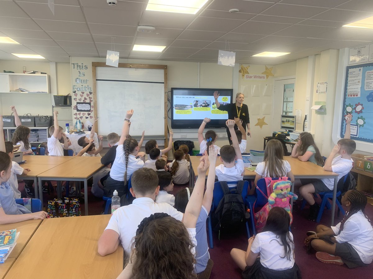 Room 8 and Room 13 had a special visit today from @DogsTrust! Thank you so much for helping us to learn all about the wonderful work you do! 💛🐶💛