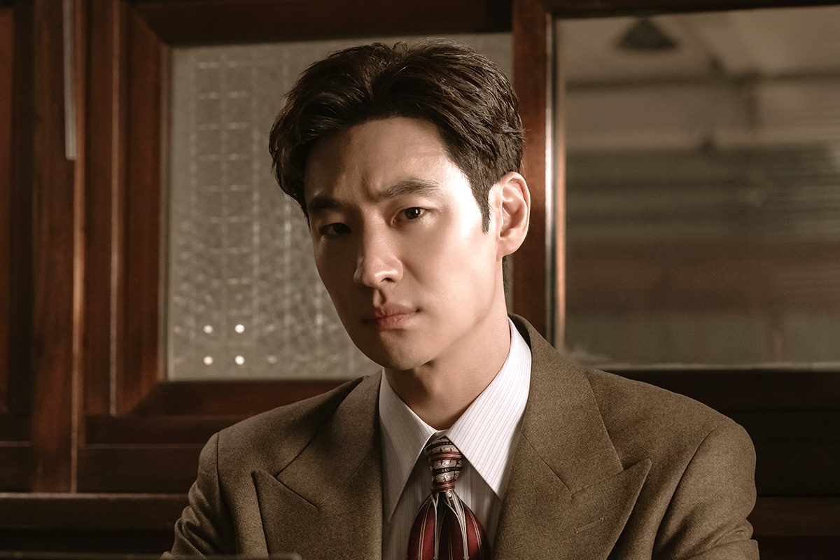 #LeeJeHoon Uncovers The Mystery of Missing Female Workers In '#ChiefDetective1958' soompi.com/article/166208…