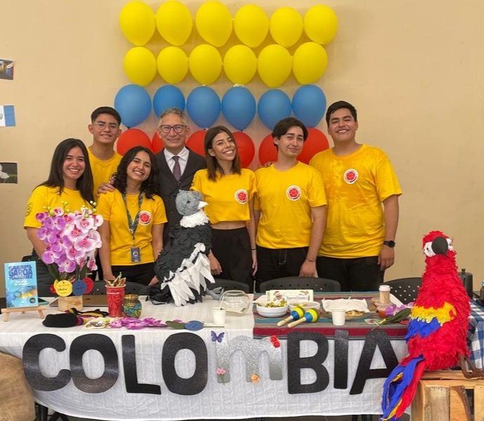 Embajador @Ca_rodboca acompañó a los estudiantes de la Universidad @UJMD_sv en las actividades de su XXVI Semana Cultural, quienes escogieron a 🇨🇴Colombia🇨🇴 para crear un Stand sobre diversidad cultural y de ecosistemas. 
@CancilleriaCol #DiplomaciaCultural