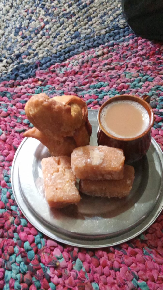 तपते अंगारों की गरमाइश से पकती है 
ये चाय है जबाव फरमाइश से पकती है.
❣️

#Rajasthanvillage #villagechai 
#Rajasthanculture 

#Goodevening 🕊️🌻