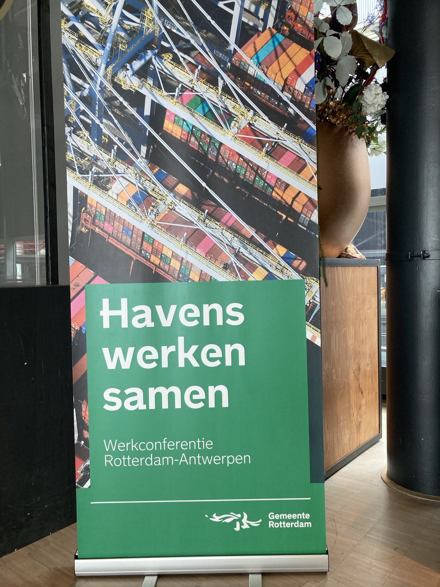 Vandaag in de Kuip bij inspirerende bijeenkomst over samenwerking tussen havens van Rotterdam en Antwerpen in hun strijd tegen ondermijning en drugshandel. Ik heb gepleit om dit uit te breiden met de overige zeehavens. IJmuiden doet wel mee! Samen sterker in onze strijd!💪