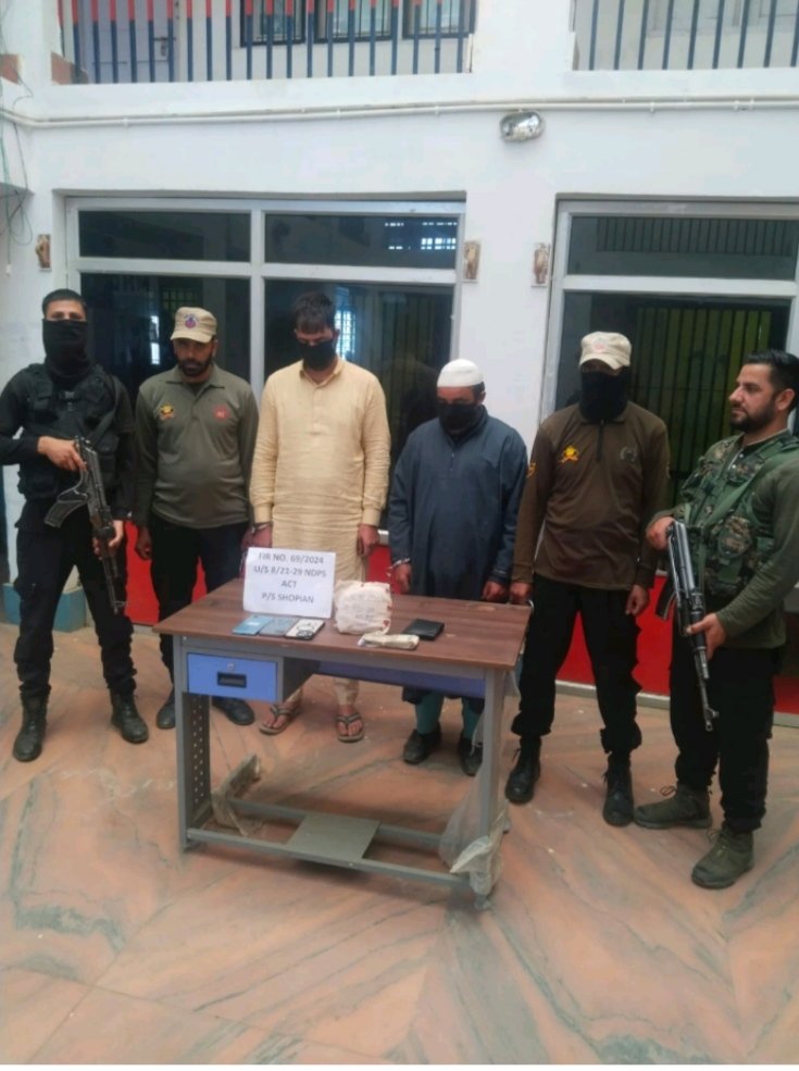 Shopian Police raided residential houses of 02 drug peddlers at Rawalpora Shopian & recovered 244 gms of Heroine like contraband & cash of ₹19320 from their houses.FIR under NDPS Act stands registered at PS Shopian & investigation taken up. @JmuKmrPolice @DigSkr @IPS_Tanushree