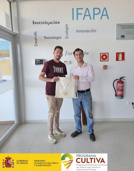 CoopsAgroAND's tweet image. El joven agricultor Héctor Masa continúa con su formación gratuita de #programaCULTIVA en #Cádiz, donde ha visitado las instalaciones de @IfapaJunta en Jerez de la Frontera. Allí, ha conocido, de mano del director Carlos del Moral, los proyectos que se vienen desarrollando. 🔝🔝