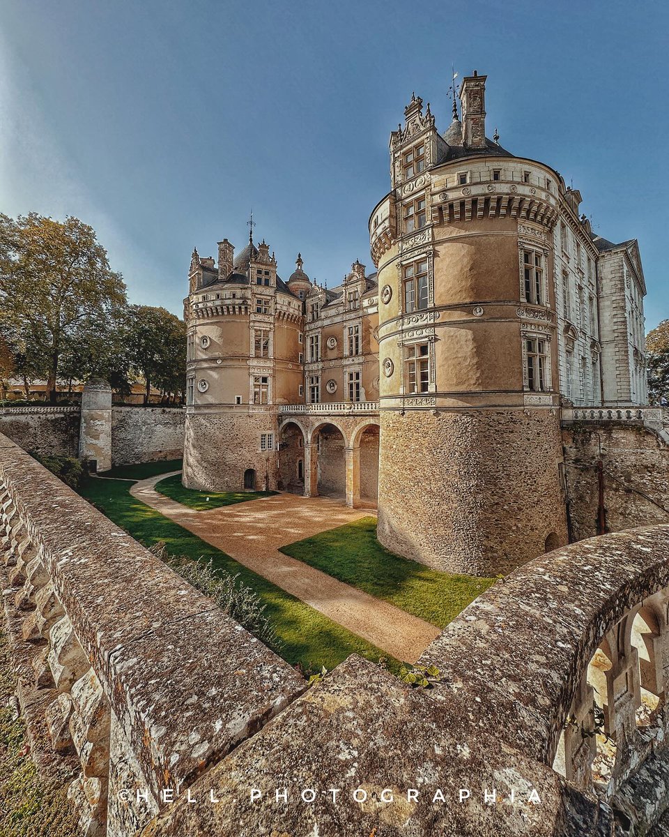 A mi-chemin entre Tours et Le Mans, le @ChateauDuLude est un château historique. 👑 Il est le témoignage de quatre siècles de l'architecture française. 🏰 Crédit 📸 : ©hell.photographia (sur Instagram)
