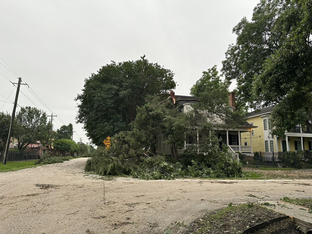 Walked our part of the #Heights - downed trees, storm debris, power out everywhere. Multiple lines/poles down, but haven’t seen any @CenterPoint activity yet. Anyone know if any crews even had a chance to start assessment? @heightslife @HoustonHeights