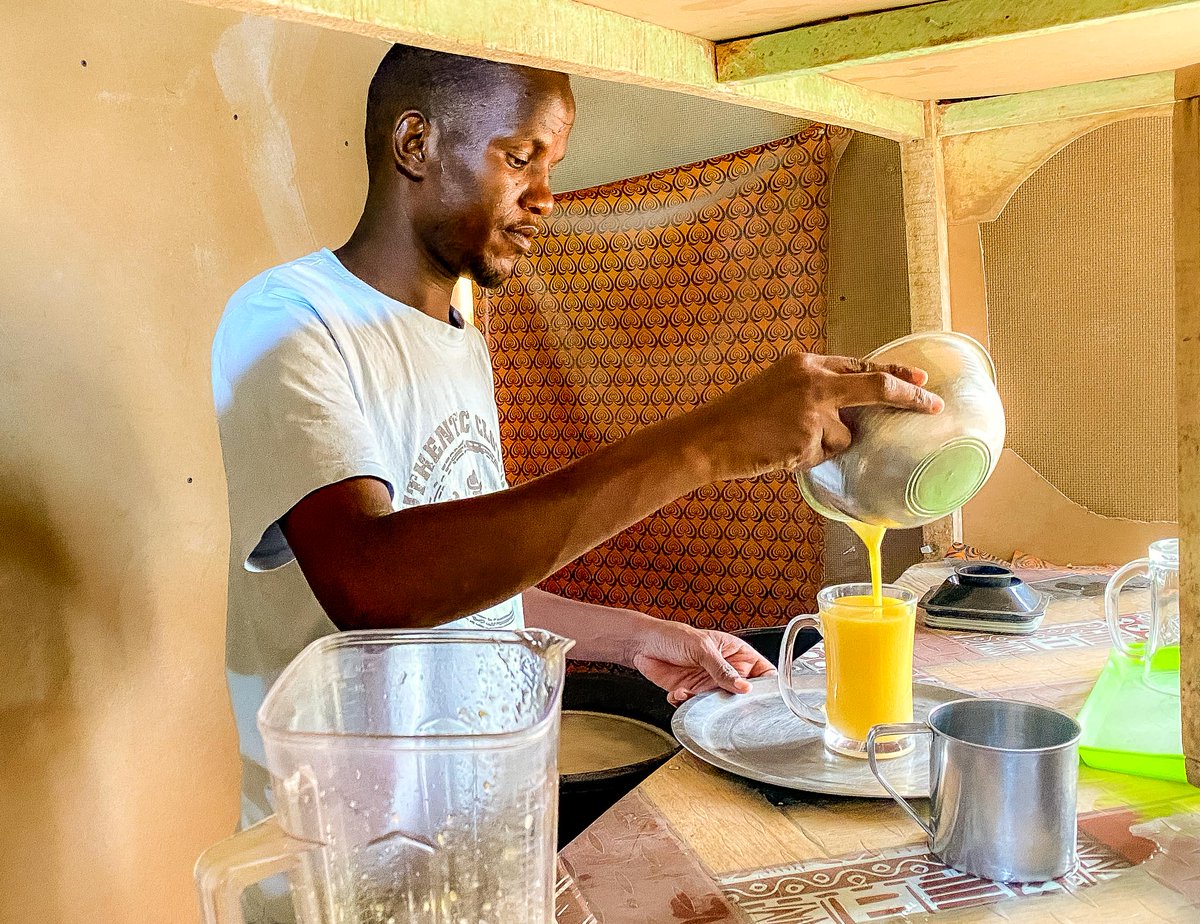 UNHCR partner @CiaudCanada helped Ismael, a Sudanese refugee in Agadez, Niger, set up a juice bar in the city's centre. Despite many challenges, Ismael is content as he can meet his basic needs. Livelihoods empower refugees and allow them to contribute to host communities.
