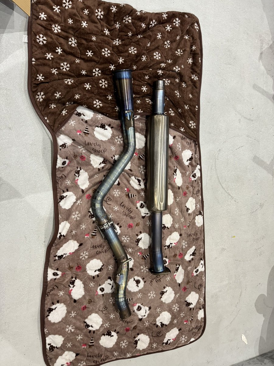 hkstrd48's tweet photo. 募集拡散希望

ブリッドストラディアII ロークッションタイプBK
多分定価203,000円のやつ廃盤
215/45R17 ディレッツア　β06 
21年式新品4本セット　
定価1本80,000円ぐらいのやつ
東名パワード　フルチタンマフラー
廃盤のタイプ60R？これも廃盤のやつ

サーキット入門みたいなセット価格はDMで https://t.co/rfNBYylKkG