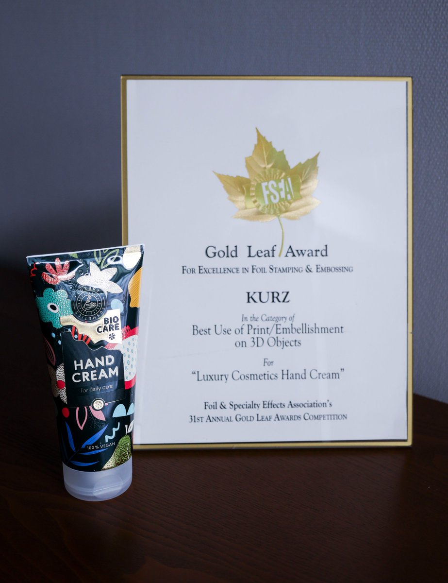 We're thrilled to announce that our Luxury Cosmetics Hand Cream sample has won gold at the FSEA Gold Leaf Awards last month in the category "Best Use of Print Embellishment on 3D Objects"!

bit.ly/3Vc1zhn

#KURZusa #FSEAGoldLeaf #Gold