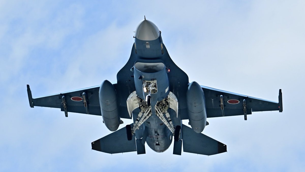 harules12's tweet image. F-2は百里の3SQから単機で飛来✈︎
百里からだと15分〜20分くらいのフライトかな？🤔

#横田基地 #f2a #3sp #百里