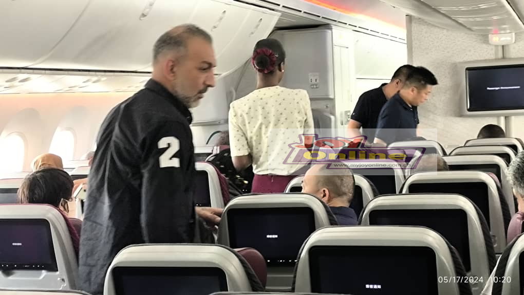 Top Stories🚨🇬🇭: A middle-aged man has been arrested at the Kotoka International Airport after lighting cigarettes on board a Qatar Airways passenger flight. Flight attendants were seen in heated exchanges just before the flight which had made a stop in Abidjan could take off,