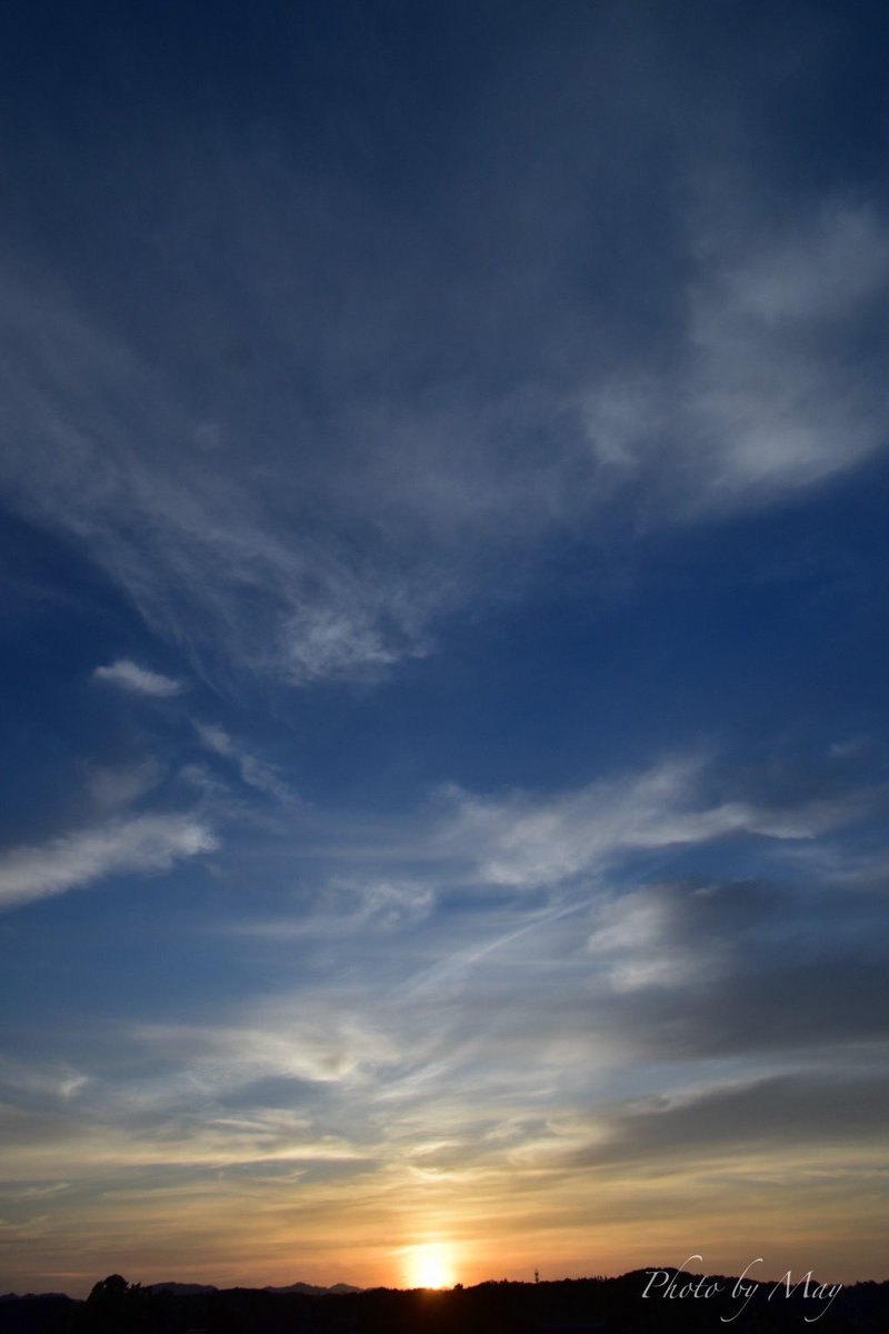 今日の夕空
好みの雲がたくさんありました💙
#夕空
#夕焼け
#写真好きな人と繋がりたい 
#写真撮る人と繋がりたい
