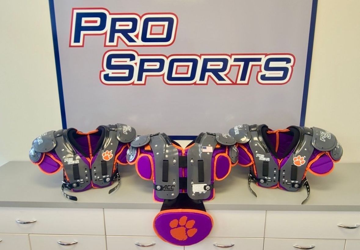 Clemson University with another set of #ProSportsCustoms by Greg Mazza (@Mazza_ProSports)!🧡🐯🏈

We can't wait to see these pads on the field!

@ClemsonUniv
@ClemsonTigers
@Clemson

#KnowTheLogo #MadeInTheUSA #CollegeFootball #CollegeSports #FootballSeason #ShoulderPads