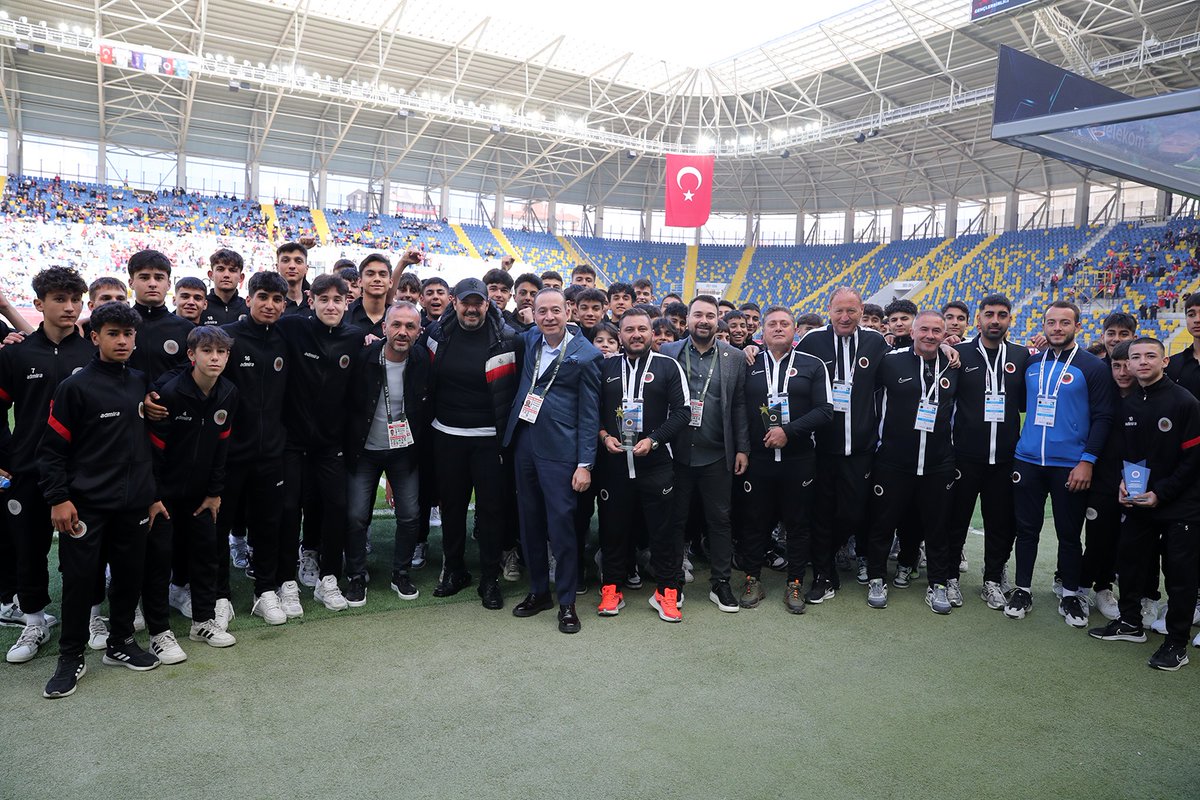 “Gençlerbirliği altyapısı Gençlerbirliği’ne futbolcu yetiştirmelidir” Gençlerbirliği Kulübü Başkanı Osman Sungur, “Son 3 yılın faturası fabrika ayarlarımızdan uzaklaşmak oldu. Gençlerbirliği'nin altyapısı Gençlerbirliği'ne futbolcu yetiştirmelidir başka kulüplerin altyapısına