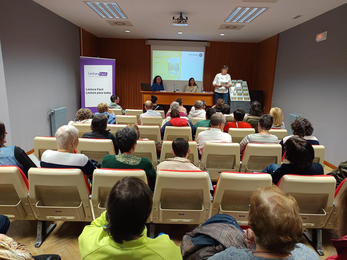 Ayer jueves en la @BiblioPalencia presentamos el libro en #LecturaFácil ¡Loca! Juana, reina de Castilla.
Estaba @NeusArques la escritora del libro y Rebeca Díez la adaptadora.
Había un grupo de personas con discapacidad intelectual
Entre ellas Carolina que leyó unas líneas.😊😊