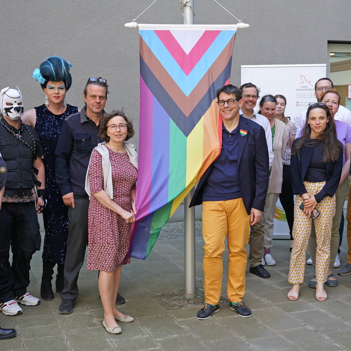 Flagge zeigen für Akzeptanz und Gleichberechtigung: Staatssekretär Thomas Götz und Landesgleichstellungsbeauftragte Manuela Dörnenburg haben heute die Regenbogenfahne vor unserem Ministerium gehisst. Zeichen gegen Diskriminierung und Ausgrenzung von LSBTIQ*-Personen #IDAHOBIT