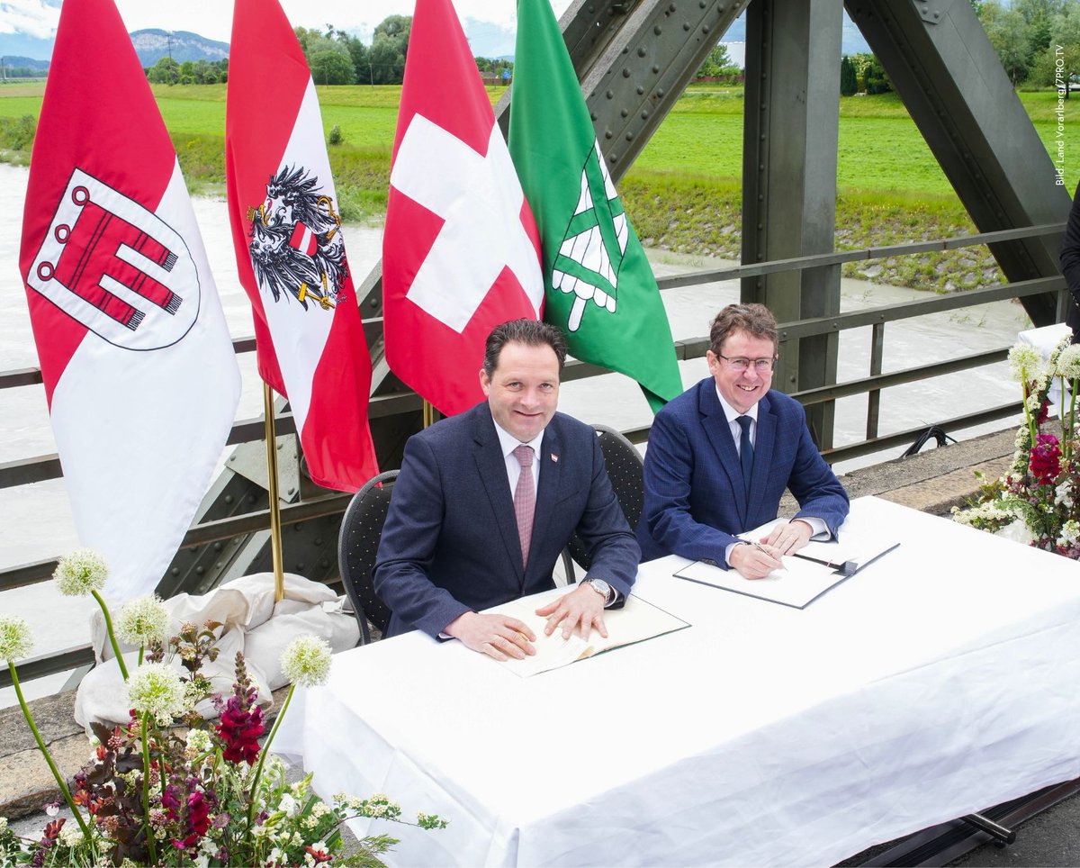 Der Staatsvertrag mit 🇨🇭 zum grenzüberschreitenden Hochwasserschutzprojekt 'RHESI' wurde heute von BM Totschnig & dem Schweizer Bundesrat Rösti unterzeichnet. Es ist das bisher größte in 🇨🇭 & soll den Lebens- & Wirtschaftsraum im Rheintal schützen. ✅

👉 bit.ly/3QOCwhr