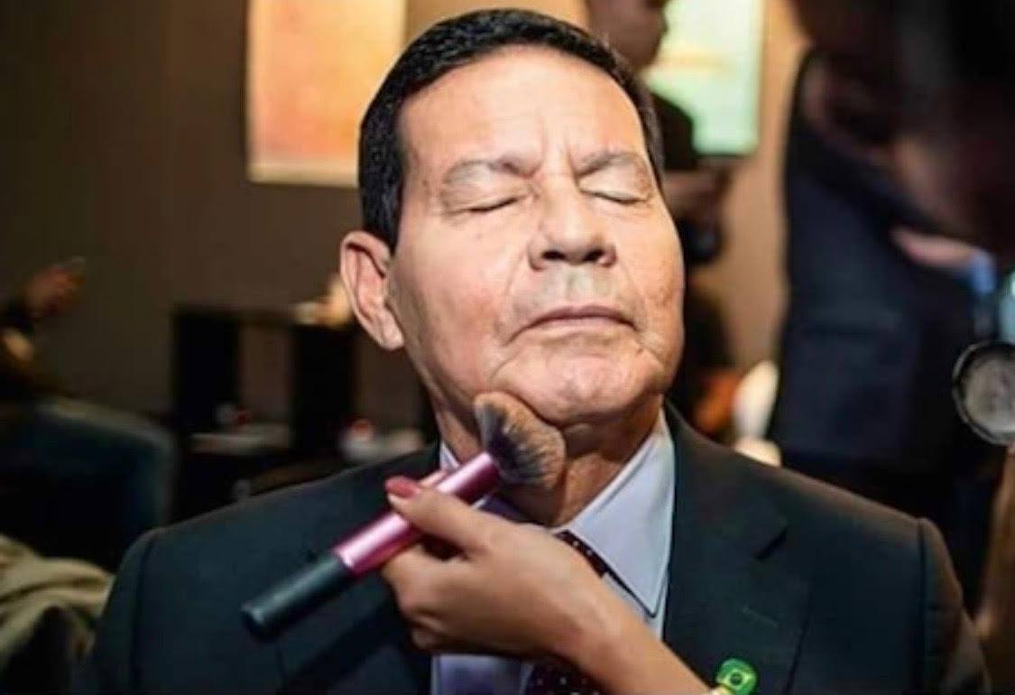 🚨URGENTE: Com DINHEIRO PÚBLICO, Hamilton Mourão (REP-RS) gastou R$ 434 mil com uma empresa de limpeza e R$ 134 mil com uma agência de modelos. Com isso, o ex-vice-presidente pode perder o mandato de Senador. Vocês querem que isso aconteça? Então, peço que escrevam MOURÃO