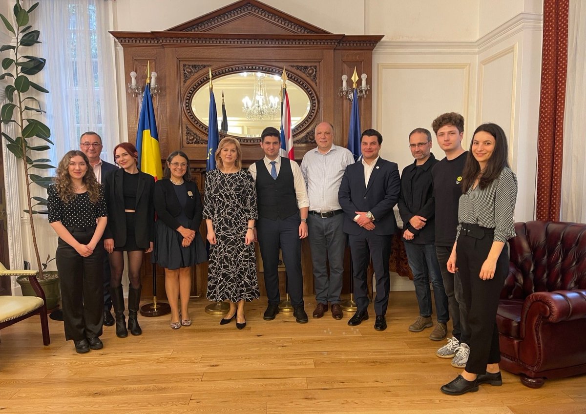 Valuable exchanges of ideas with Romanian academics and students from @KingsCollegeLon, as it was a pleasure to welcome them to the 🇷🇴Embassy.