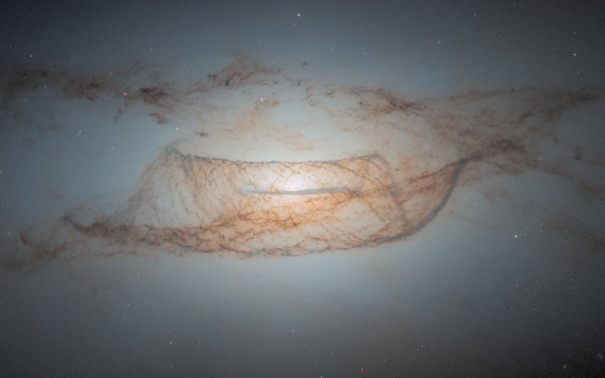 Dust in detail! 🔎 Hubble's sharp resolution captured this edge-on view of the lenticular galaxy NGC 4753. This #HubbleFriday view reveals complex dust structures, likely caused by a potential merger with a different galaxy about 1.3 billion years ago: go.nasa.gov/4aksZ93