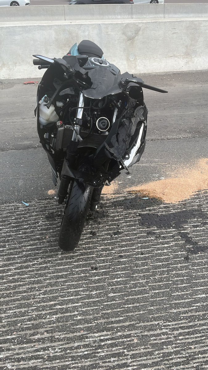 MVC: #Hwy401 WB express at Kennedy #TorontoOPP
-Motorcycle rear-ended passenger vehicle 
- Motorcyclist has serious but non life threatening injuries
- Clean up underway. Investigation ongoing ^tk