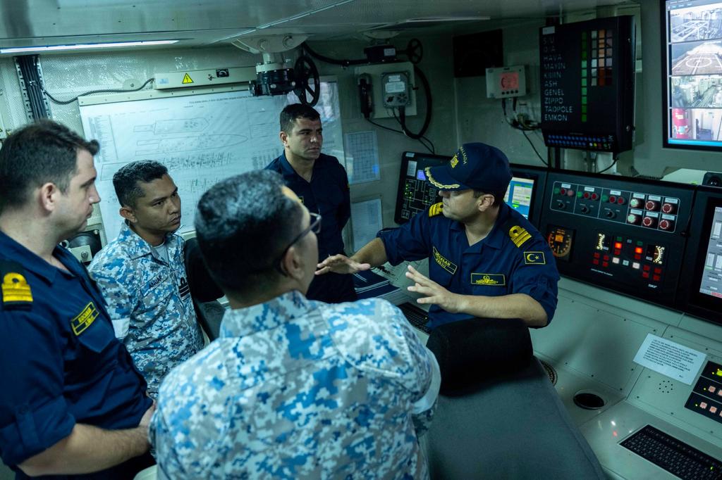 Japonya seyrine devam eden TCG KINALIADA korvetimiz, Malezya Deniz Kuvvetleri unsuru 🇲🇾KD JABAT fırkateyni ile geçiş eğitimleri yaptı. Eğitimler sırasında, Malezya Deniz Kuvvetleri Komutanlığı personeline 🇹🇷TCG KINALIADA’nın imkân ve kabiliyetleri hakkında bilgi verildi.