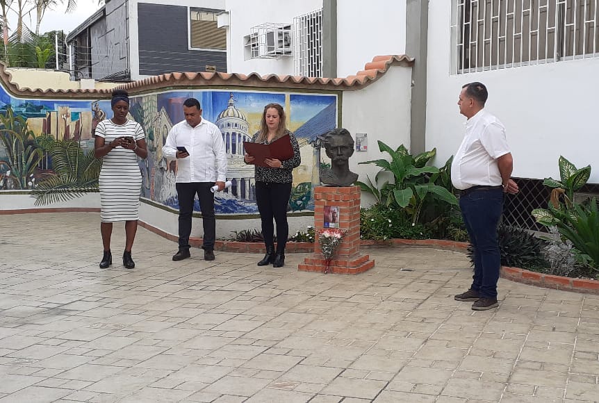 #17deMayo | Junto al busto que acompaña a la @embacubaven, nuestro colectivo realizó un pequeño homenaje en recordación al 129° de la caída en combate del apóstol de #Cuba 🇨🇺, nuestro #JoséMartí. Funcionarios resaltaron su legado y obra. #MartíVive