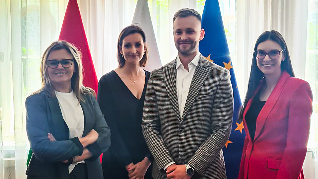 Port Gdynia Official (@portgdynia) on Twitter photo 14 maja <a href="/PortGdynia/">Port Gdynia Official</a> gościł w Ambasadzie RP w Budapeszcie podczas Polskiego Dnia Morza. Plany rozwojowe oraz ofertę @PortuGdynia przedstawiła Ewelina Ziajka. 14 maja <a href="/PortGdynia/">Port Gdynia Official</a> gościł w Ambasadzie RP w Budapeszcie podczas Polskiego Dnia Morza. Plany rozwojowe oraz ofertę @PortuGdynia przedstawiła Ewelina Ziajka.