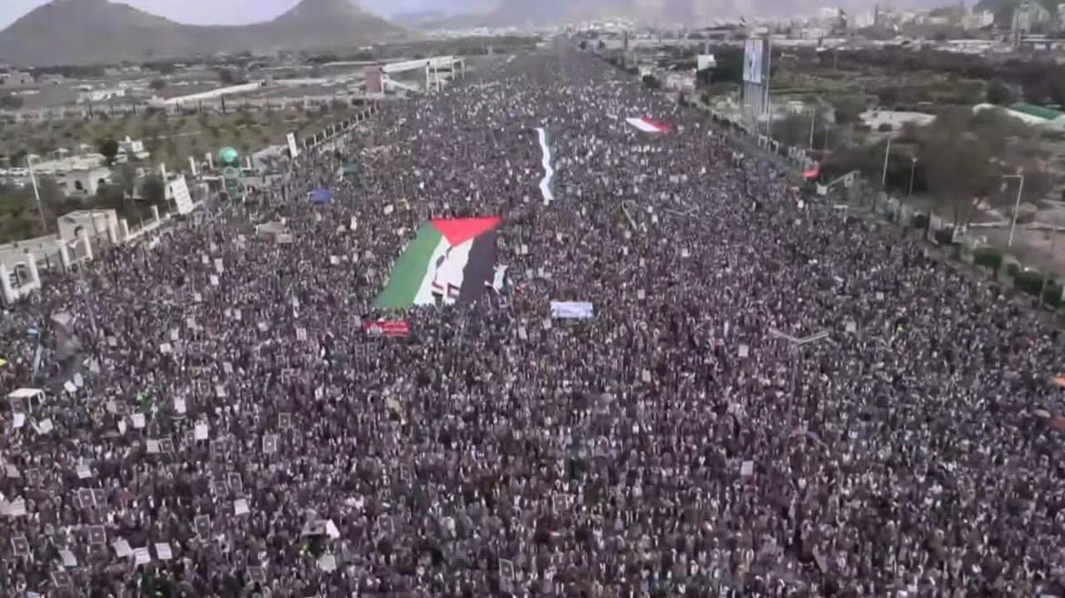 An absolutely massive pro-Palestine protest is taking place in Sanaa for the 31st consecutive week. 🇾🇪🇵🇸