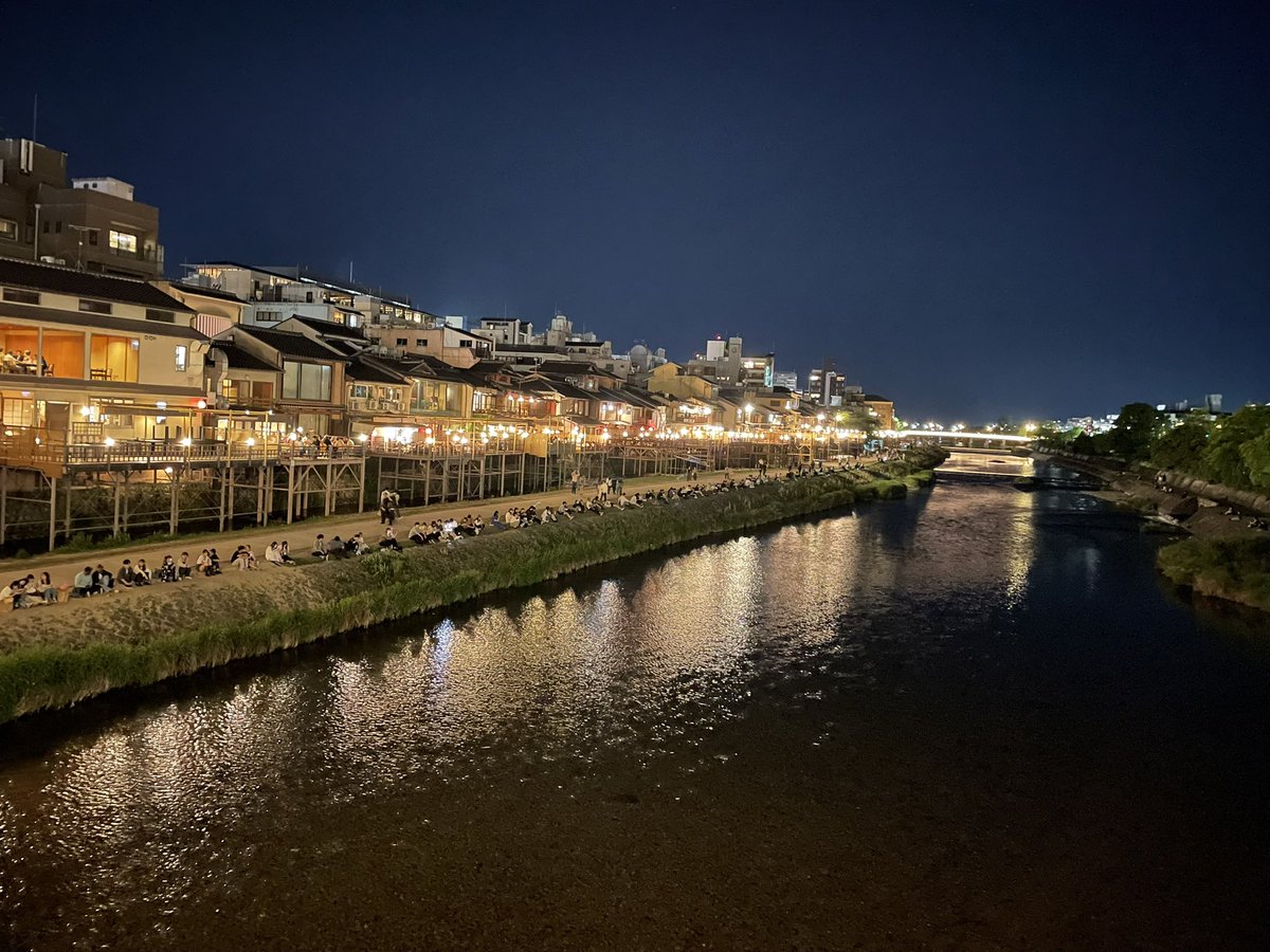 四条大橋から見た鴨川の夜景

いつ見ても癒される美しい夜景です🌃
#鴨川　#夜景　#四条大橋